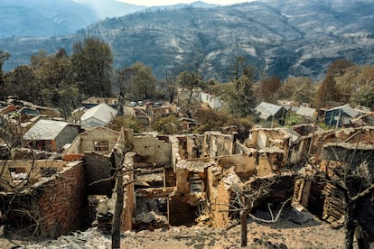 Panorámica de los tejados de casas destruidas por el incendio de Larouco, en San Vicente de Leira, este jueves.
