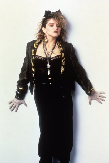 La cantante y actriz estadounidense Madonna posando en el set de la película Desperately Seeking Susan. Nueva York, 1985