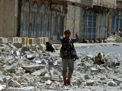 Un miembro de los Huthi, este mi&eacute;rcoles entre los escombros del Ministerio de Defensa, destruido por la coalici&oacute;n liderada por Riad en San&aacute;.
