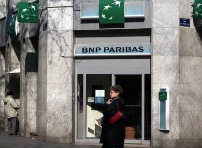 Una mujer pasa ante una oficina de BNP Paribas en Lyon (Francia).