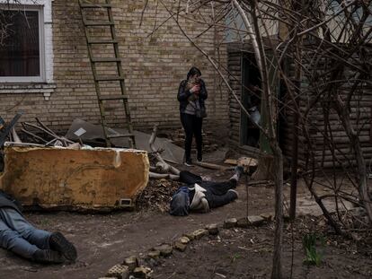 Ira Gavriluk en el exterior de su casa en Bucha, donde yacen los cadáveres de su marido, su hermano y otro hombre.