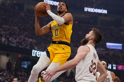 Tyrese Haliburton entra a canasta en el partido de este domingo.