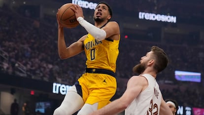 Tyrese Haliburton entra a canasta en el partido de este domingo.