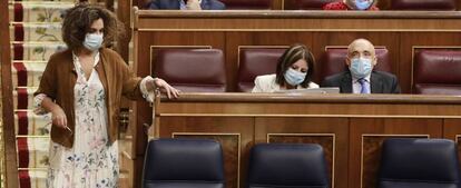 La ministra de la Hacienda, María Jesús Montero (de pie), en el Congreso de los Diputados.