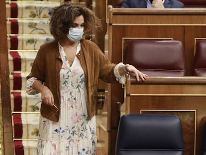 La ministra de la Hacienda, María Jesús Montero (de pie), en el Congreso de los Diputados.