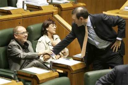 El <b><i>lehendakari</b></i> saluda al titular de VIvienda, Javier Madrazo, en un momento de la sesión de ayer.