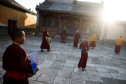 Apenas quatro anos após seus próprios estudos, Lobsang, de 29 anos, já está ensinando dois jovens monges, uma posição que se alcança normalmente 20 anos após finalizar os estudos. Na imagem, jovens monges budistas fazem oração no pátio do mosteiro de Amarbayasgalant em Baruunburen (Mongólia).