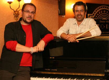 Abe Rábade y Mário Barreiros, ayer en el pub santiagués Dado Dadá.