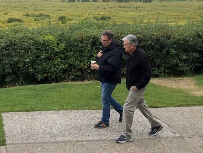 El presidente de la Reserva Federal, Jerome Powell, pasea junto al gobernador de la Fed de Kansas, en la cumbre de Jackson Hole de 2019.