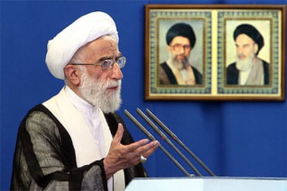El secretario general del Consejo de Guardianes iraní, el ayatolá Ahmad Yanati, durante su sermón de los viernes.