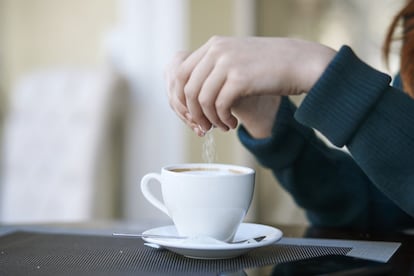 <br>"Los verdaderos aficionados y los bebedores de café más valientes lo toman siempre sin azúcar, pero está bien <b>que cada uno lo añada en su taza en función de su gusto personal</b>", aclara el experto. Sugerencia: si prefiere que el café sepa dulce porque no le gusta la amargura natural del café, no agregue más de 2g de azúcar. La sacarina cambia el sabor del café. ¿Y si lo tomamos en una taza en vez de en un vaso? ¿Podríamos estar alterando su sabor sin darnos cuenta? "La diferencia entre la porcelana y los vasos de cristal es la siguiente: <b>la porcelana mantiene la temperatura del café por más tiempo</b>, o sea que mejor. Si el café es espresso, la mejor opción es la porcelana blanca para apreciar mejor su color y su crema", añade el Arcangeli.