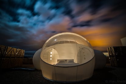 Estos hoteles con vistas al cielo regalan exposición total en pequeñas dosis e invitan a dormir al raso sin pasar frío ni incomodidades, y sin la inquietud de visitantes inesperados en mitad de la noche. Mientras, el universo gira, luminoso, sobre nuestras cabezas, como este hotel nominado al Luxury Travel Guide Award 2018 y seleccionado como Best Designed Hotel por la revista 'Monocle'. Con huerto propio para abastecer su restaurante, se encuentra junto al desértico parque natural de las Bardenas Reales (Navarra), uno de los escenarios españoles de la serie 'Juego de Tronos'. Las paredes de sus habitaciones, con vistas al desierto, son de cristal y disponen de seis burbujas semitransparentes. El precio de estas habitaciones es de 265 euros la noche. Carretera de Ejea, kilómetro 1,5 (Tudela). airebardenas.com