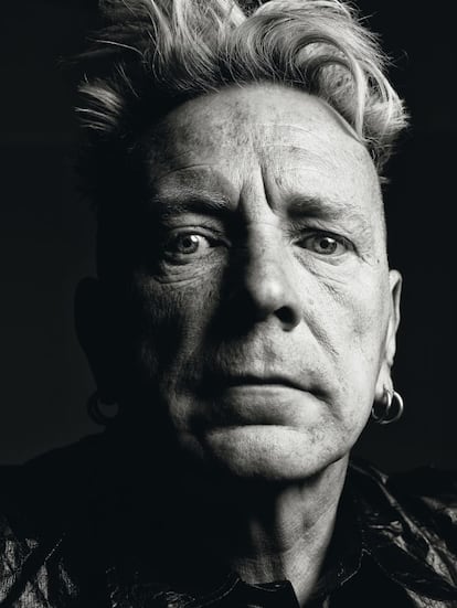 Cantante de The Sex Pistols, Johnny Rotten, londinense (1956), posó en Los Ángeles en 2010.