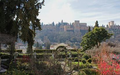 Vistas a la Alhambra desde el jardín del Carmen de la Victoria, en Granada.