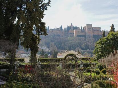 Vistas a la Alhambra desde el jard&iacute;n del Carmen de la Victoria, en Granada.