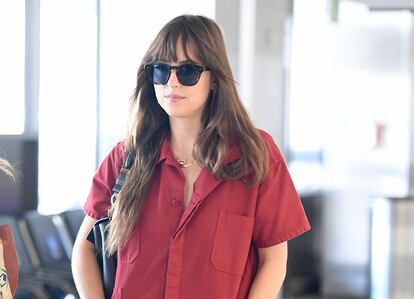Dakota Johnson ayer en el aeropuerto de Los Angeles.