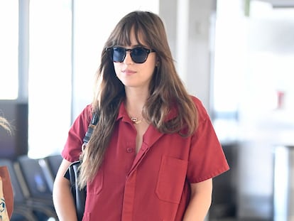 Dakota Johnson ayer en el aeropuerto de Los Angeles.