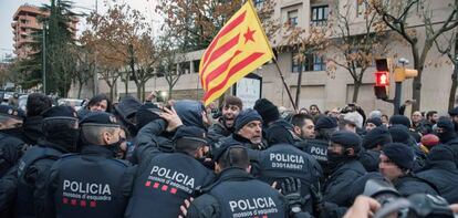 Momentos de tensión entre manifestantes contra el traslado de las obras de Sijena a Aragón y los mossos.