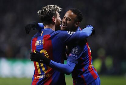 Lionel Messi celebra el gol con Neymnar.
