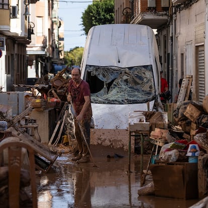 DVD 1238 31/10/24 Aldaia, Valencia. Efectos de la DANA en Valencia. 
En la imagen, un hombre arrastra barro con la ayuda de una escoba en una calle del centro de Aldaia donde el agua arrasó con todo lo que se encontró por delante. [ALBERT GARCIA]
