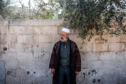 El jeque Abdul Kadir al Sheija en el cementerio de Qutayfa. 