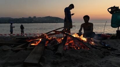 Una hoguera durante la Noche de San Juan, en la playa de Riazor, a 23 de junio de 2023, en A Coruña, Galicia (España).