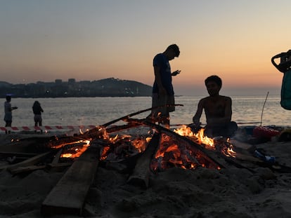 Una hoguera durante la Noche de San Juan, en la playa de Riazor, a 23 de junio de 2023, en A Coruña, Galicia (España).