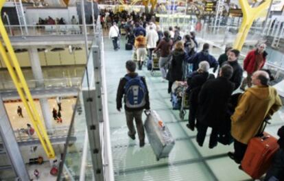 Pasajeros formando cola en Barajas en las Navidades de 2009, afectados por una supuesta huelga encubierta de pilotos.