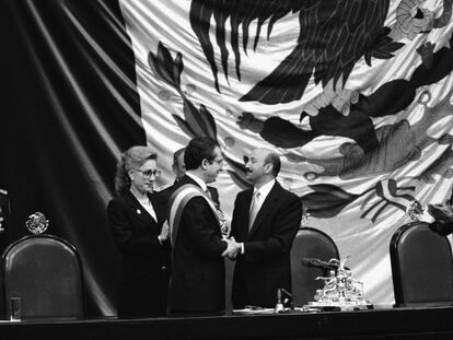 Ernesto Zedillo y Carlos Salinas, durante la toma de protesta del ex mandatario, en 1994.