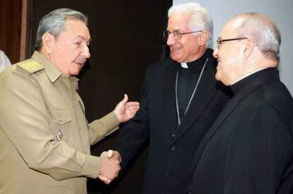 Raúl Castro, el arzobispo de La Habana, cardenal Jaime Ortega, y el presidente de la Conferencia de Obispos Católicos de la isla, Dionisio García Ibáñez.