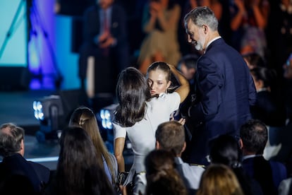 Otro momento del acto de entrega de los Premios Princesa de Girona 2024 con la presencia de los Reyes de España, Felipe VI y Letizia. En la imagen, la princesa Leonor tras su  