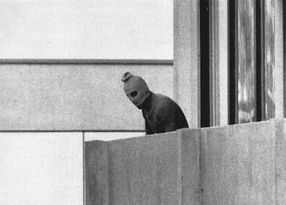 Un miembro encapuchado del comando Septiembre Negro que secuestró a 11 deportistas israelíes vigila desde un balcón de la Villa Olímpica, el 5 de septiembre de 1972.