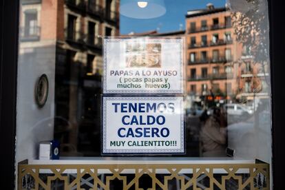 En la plaza de Cascorro, un bar ha denominado a un plato de la carta como "Papas a lo Ayuso", en apoyo a la presidenta de la Comunidad de cara a las elecciones.