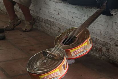Una guitarra fabricada con dos latas recogidas en el vertedero de Cateura, uno de los barrios más desfavorecidos de la capital paraguaya.