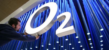 Un operario colocando el logotipo de O2 en un evento.