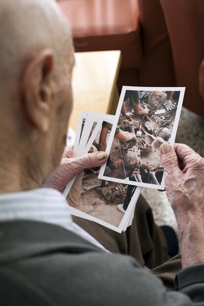 'El Hombrecino' observa las fotos de algunas de exhumaciones.