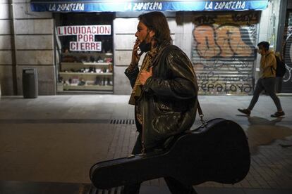 El guitarrista Alejandro Moreno, de 32 años, tras actuar en el tablao Torres Bermejas de Madrid. Debido a la crisis ha tenido que irse a vivir con su pareja, la cantaora Cristina Soler, a un piso de los padres de él en Santa María del Tiétar (Ávila), a un centenar de kilómetros de Madrid, donde tenían un piso alquilado hasta que llegó la pandemia.