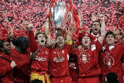 El capitán del Liverpool, Steven Gerrard, fue el encargado de levantar la quinta Copa de Europa del Liverpool en el estadio olímpico Ataturk de Estambul. El centrocampista inglés, autor del segundo gol del Liverpool, recibió el trofeo de manos de Lennart Johansson, presidente de la UEFA. Primero se la dedicó al público y luego se giró para compartirla con el resto de sus eufóricos compañeros, que celebraron el título bajo una lluvia roja de confeti.