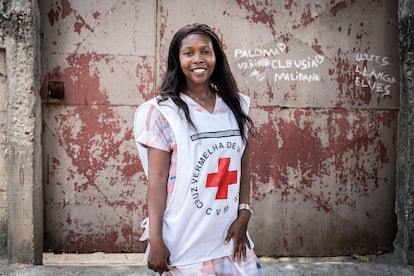 Una de las principales desventajas de las mujeres mozambiqueñas respecto a los hombres es que solo el 2,8% de ellas tienen acceso a la educación secundaria. Por eso, señalan las expertas, es fundamental trabajar con las madres para que apoyen que sus hijas estudien.
Laurinda Dembo, una de las voluntarias del proyecto, aclara que es crucial insistir en que, cuando las mujeres viven en dependencia económica están, sujetas a cualquier tipo de violencia. Además, insiste que “el entorno violento de los padres influye en la forma de pensar de los hijos que, a su vez, lo acaban reproduciendo de nuevo de distintas maneras”.
