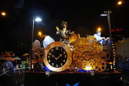 Miles de niños participan en la cabalgata de los Reyes Magos, que este año ofrece un homenaje especial al mundo de los inventores.