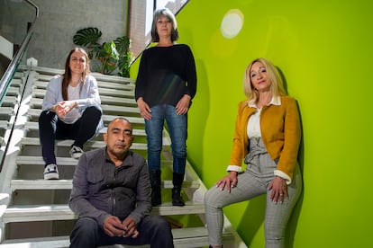 Personas sin empleo asesorados por la Fundación Intermedia. De izquierda a derecha: Bàrbara Ruiz,  Claudio Gonzàlez, Fanny Ripollès y Valeria Ibáñez.