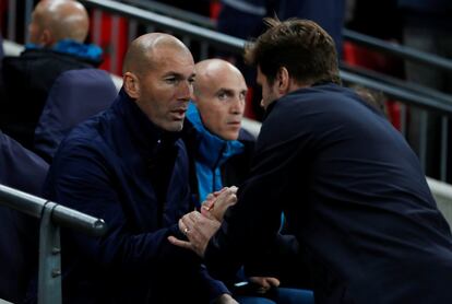 Mauricio Pochettino saluda a Zinedine Zidane antes del comienzo del partido.