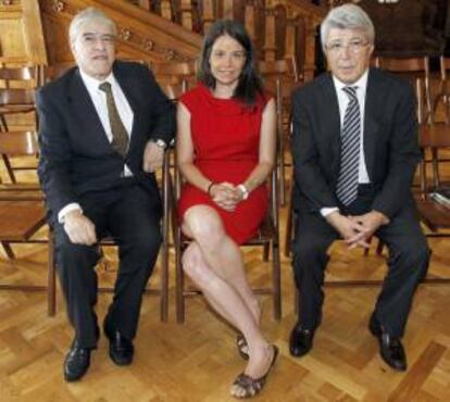 El productor de cine y presidente de la Entidad de Gestión de Derechos de los Productores Audiovisuales (EGEDA), Enrique Cerezo (d), junto al productor, Jorge Estrada, y la directora del Instituto Cinematográfico de España, Susana de la Sierra.