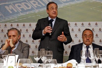 Florentino Pérez, ayer entre los directores de <i>Marca</i> y <i>As,</i> Eduardo Inda y Alfredo Relaño respectivamente.