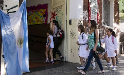 Alumnos de escuela primaria estatal ingresan al colegio en el comienzo del ciclo lectivo en la ciudad de Buenos Aires.