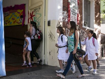 Alunos entram em escola pública, em Buenos Aires.