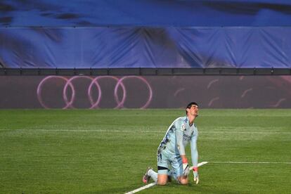 Courtois, guardameta del Real Madrid, se lamenta tras encajar el segundo gol del Alavés.