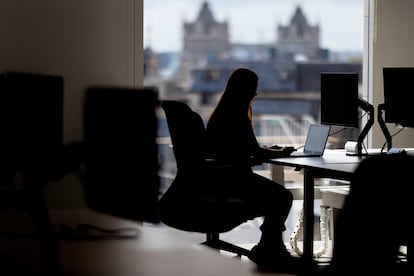 Una empleada lleva a cabo su trabajo desde una oficina, el pasado 26 de agosto.