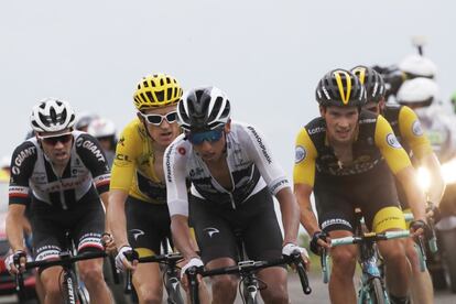 Tom Dumoulin, Geraint Thomas, Egan Arley Bernal Gomez, Primoz Roglic y  Steven Kruijswijk, de izquierda a derecha, durante la decimoséptima etapa de la carrera ciclista del Tour de Francia. 