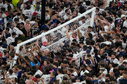 Cientos de aficionados del PSG invaden el campo tras el partido de fútbol de la final de la Liga de Campeones